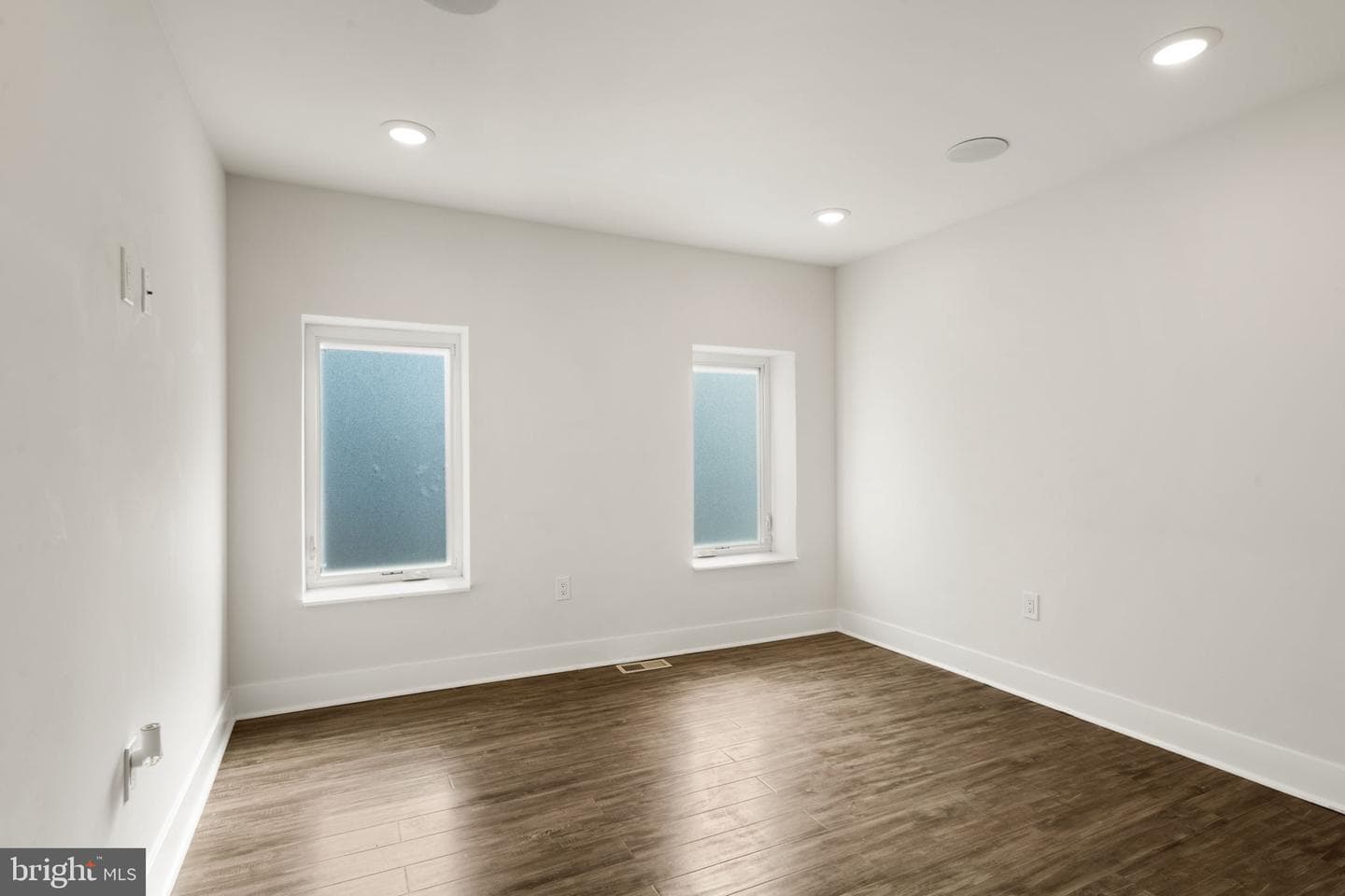 1752 Waterloo Street photo 31