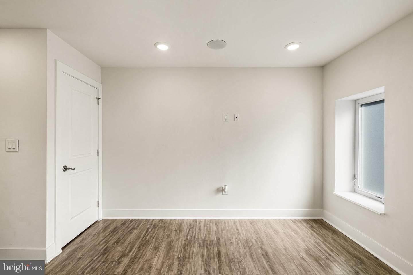 1752 Waterloo Street photo 32