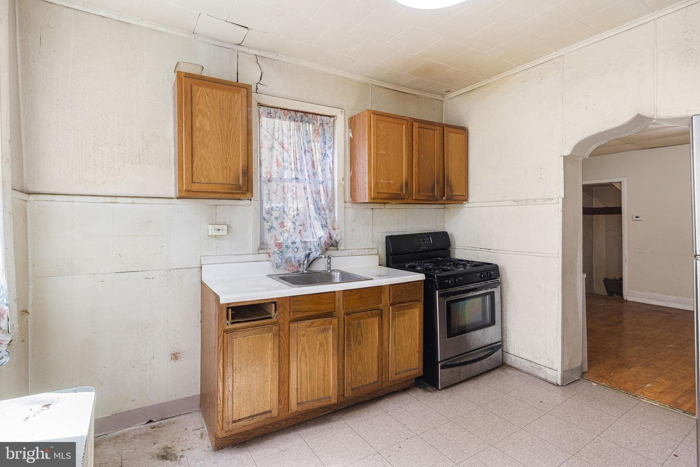 528 Dudley Street photo 9