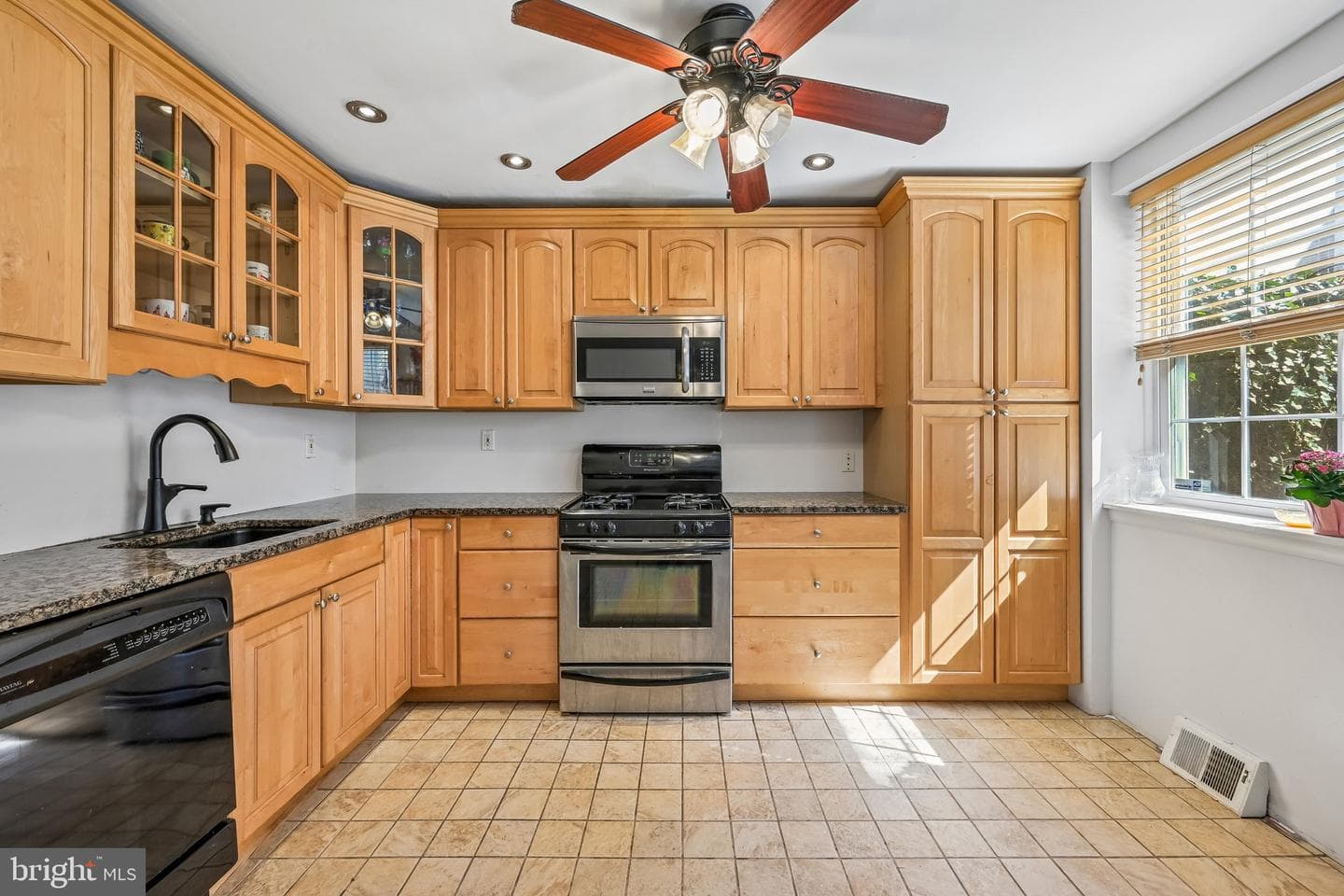 335-337r Poplar Street photo 6