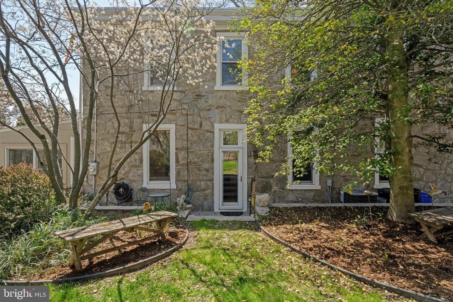 3534 Ainslie Street photo 109