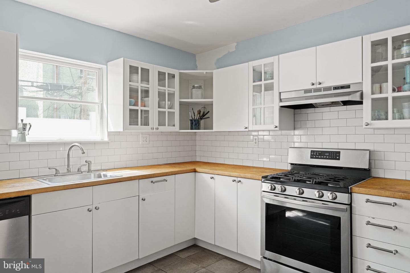 944 Tree Street photo 8