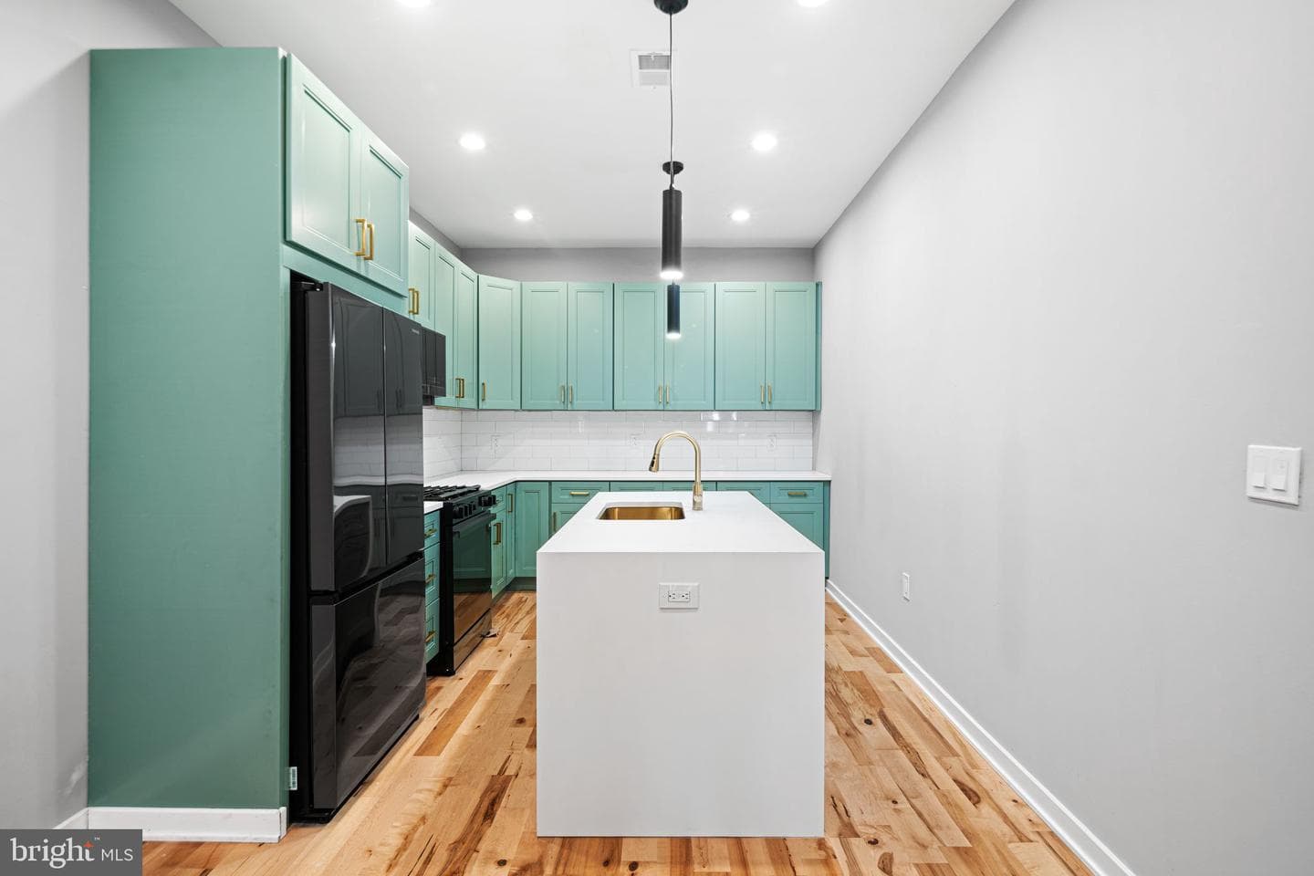 1329 Dickinson Street photo 9