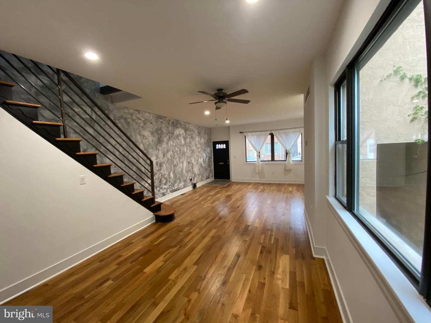 2706 E Somerset Street photo 4