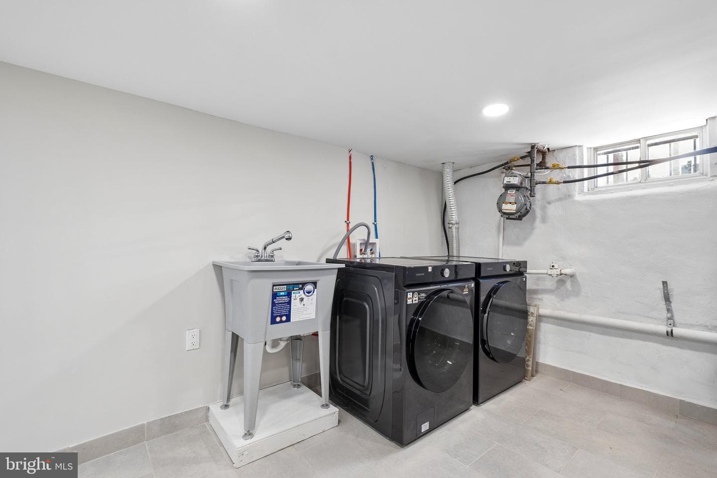 2076 E Monmouth Street photo 32