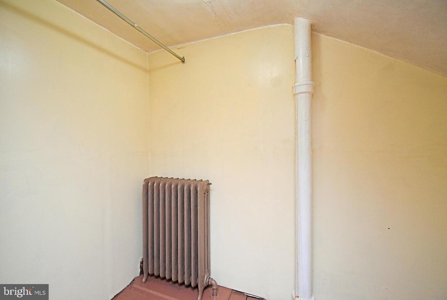 328 Roxborough Avenue photo 37
