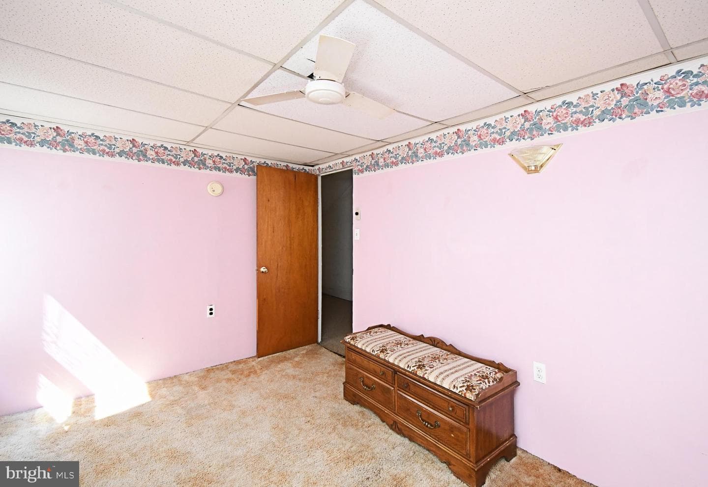 328 Roxborough Avenue photo 40
