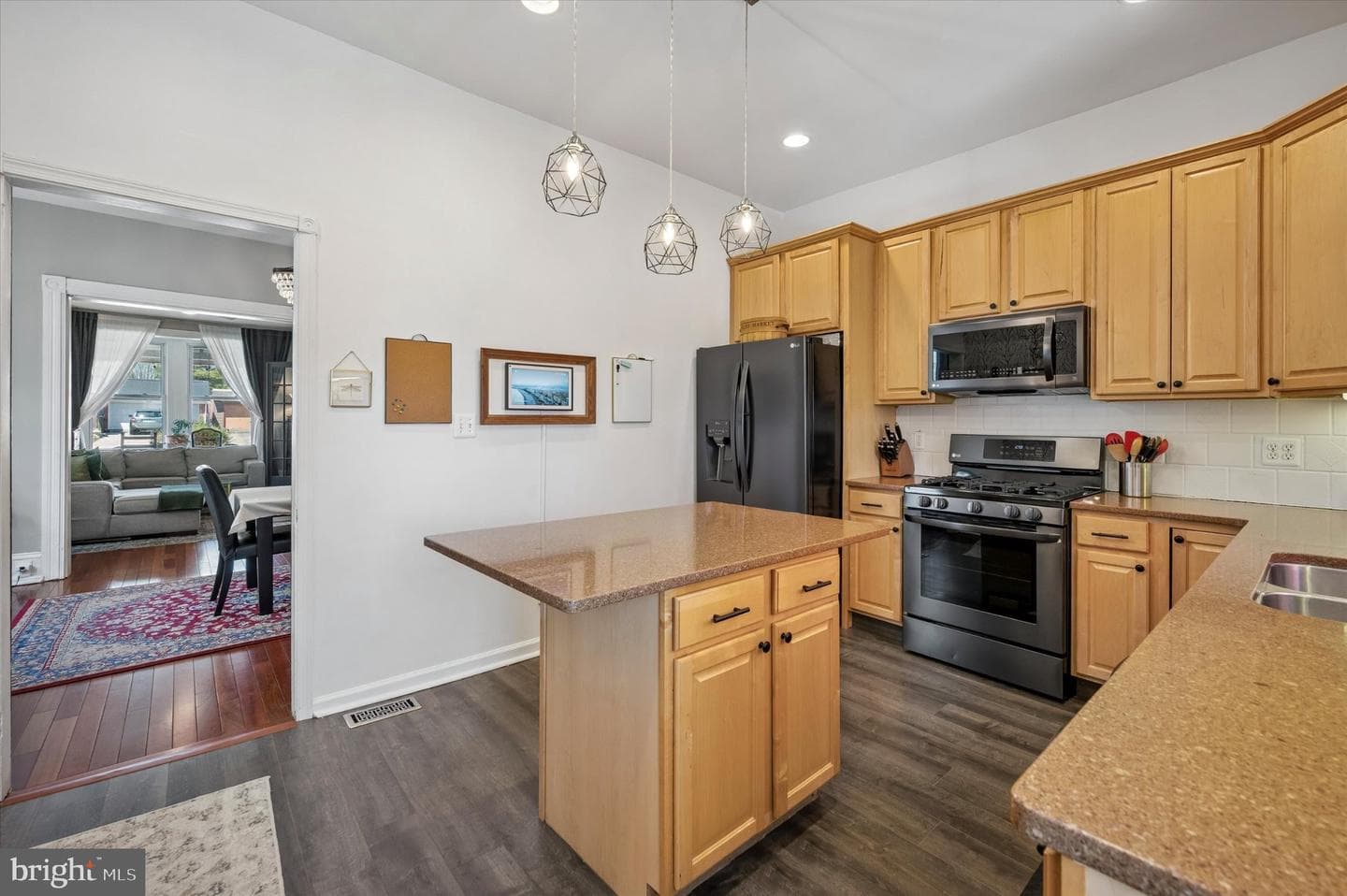 561 Leverington Avenue photo 11