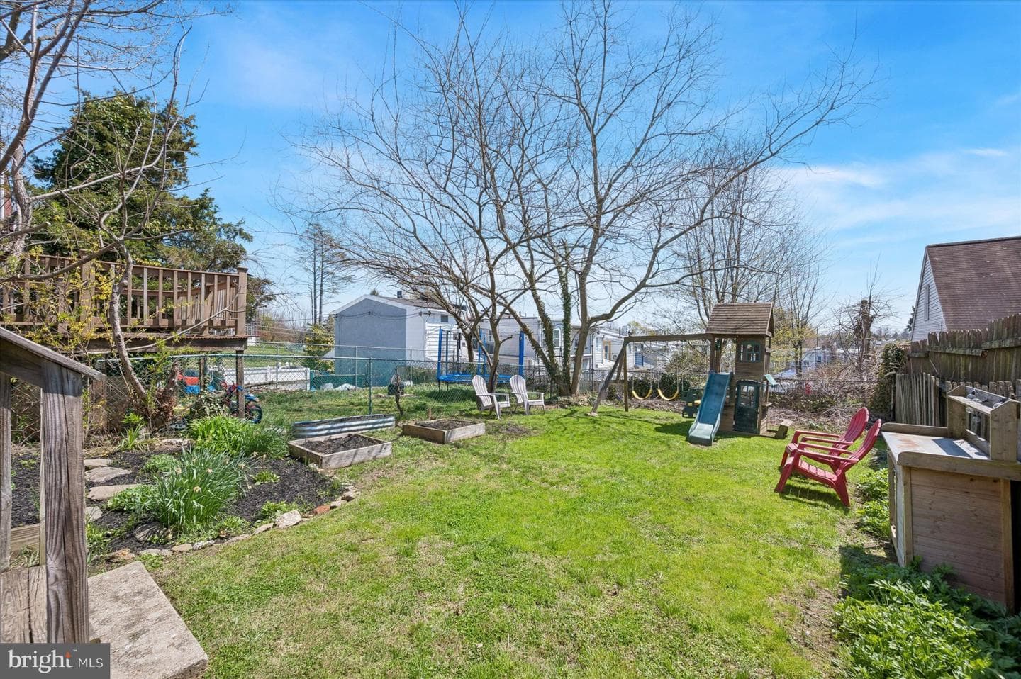 561 Leverington Avenue photo 34