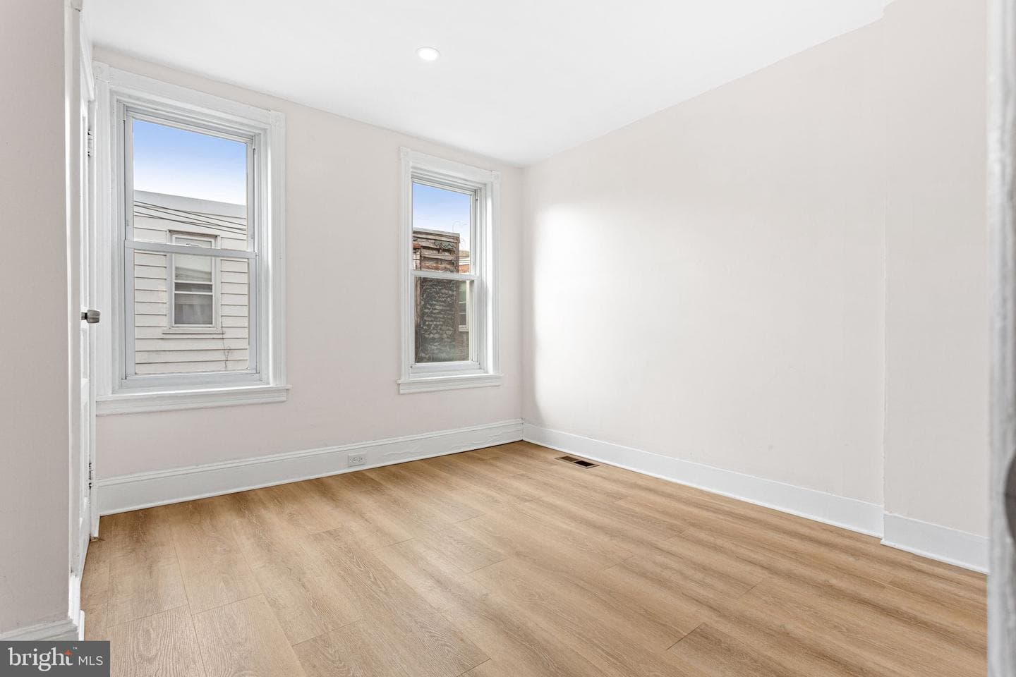 2042 S Cecil Street photo 11