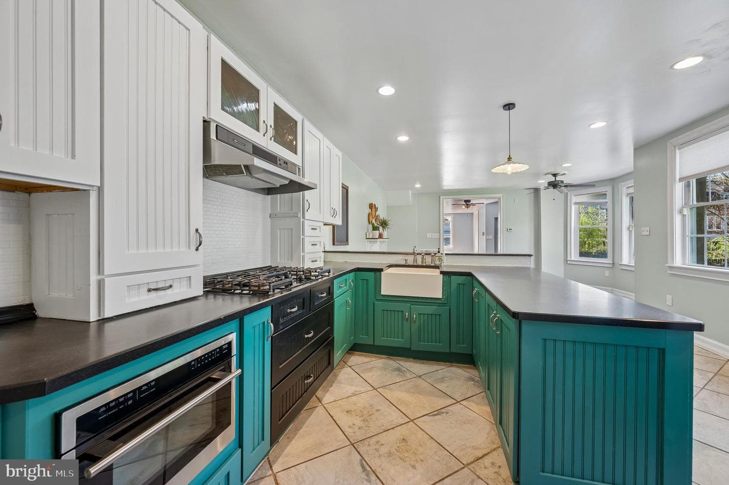 229 W Hansberry Street photo 12