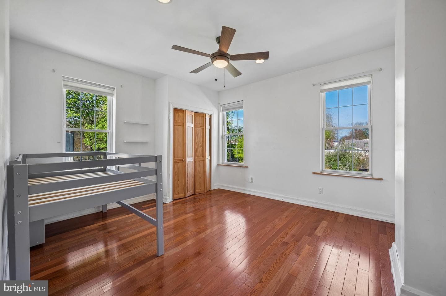 229 W Hansberry Street photo 16