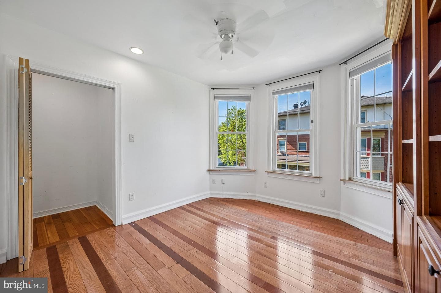 229 W Hansberry Street photo 18