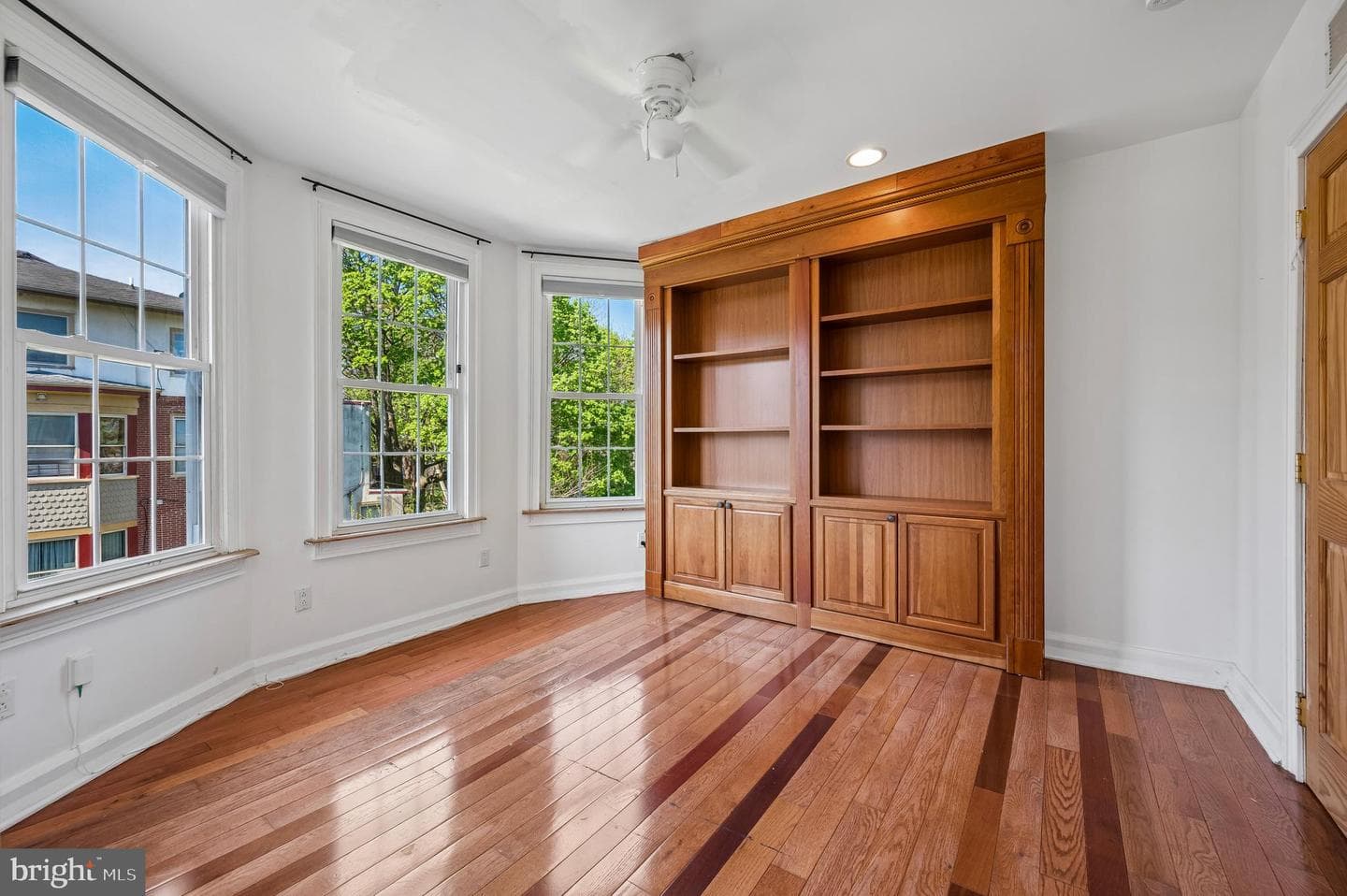229 W Hansberry Street photo 19