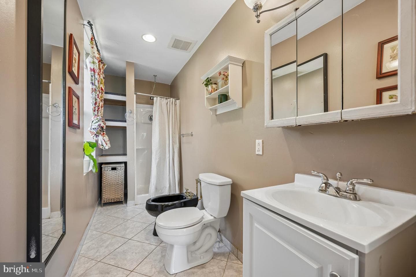 229 W Hansberry Street photo 25