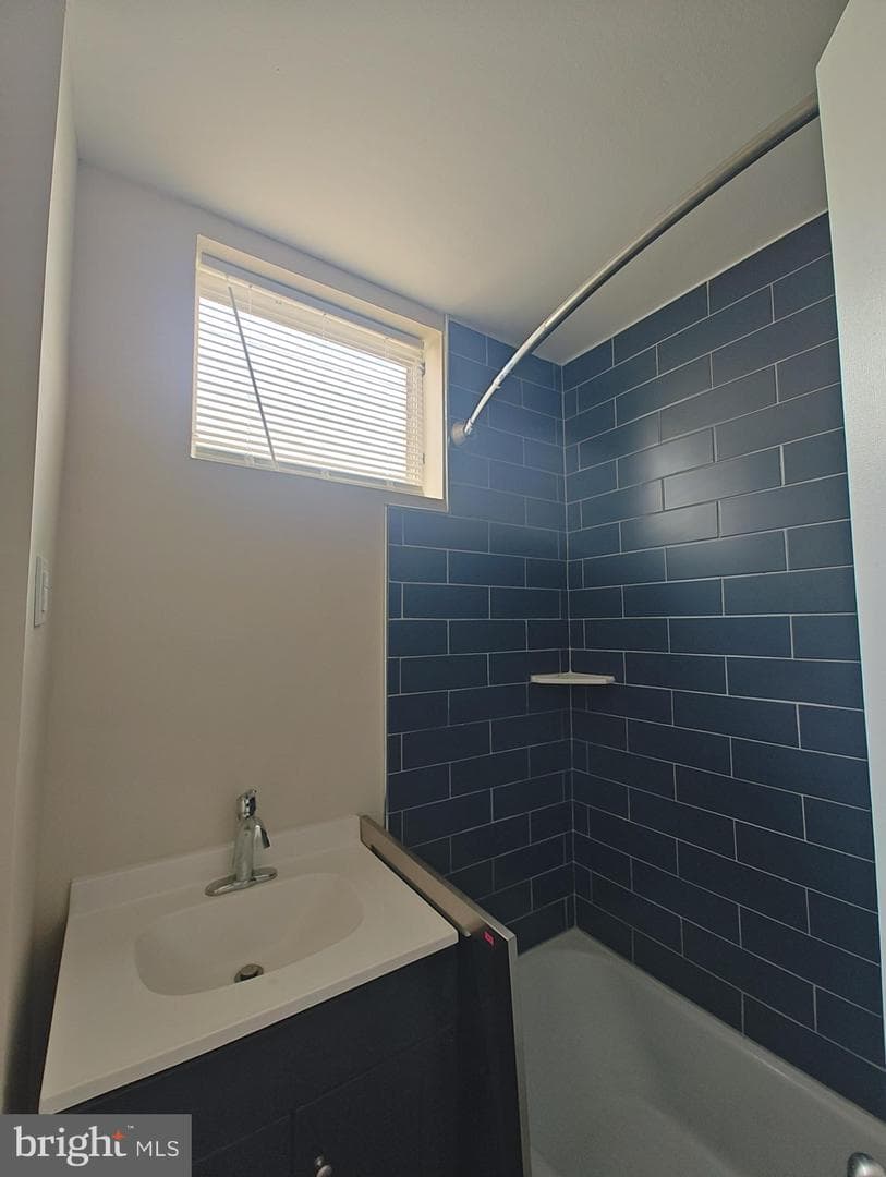 2639 E Madison Street photo 10