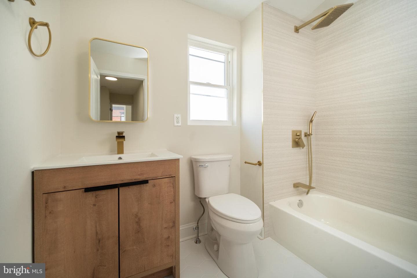 321 Emily Street photo 17