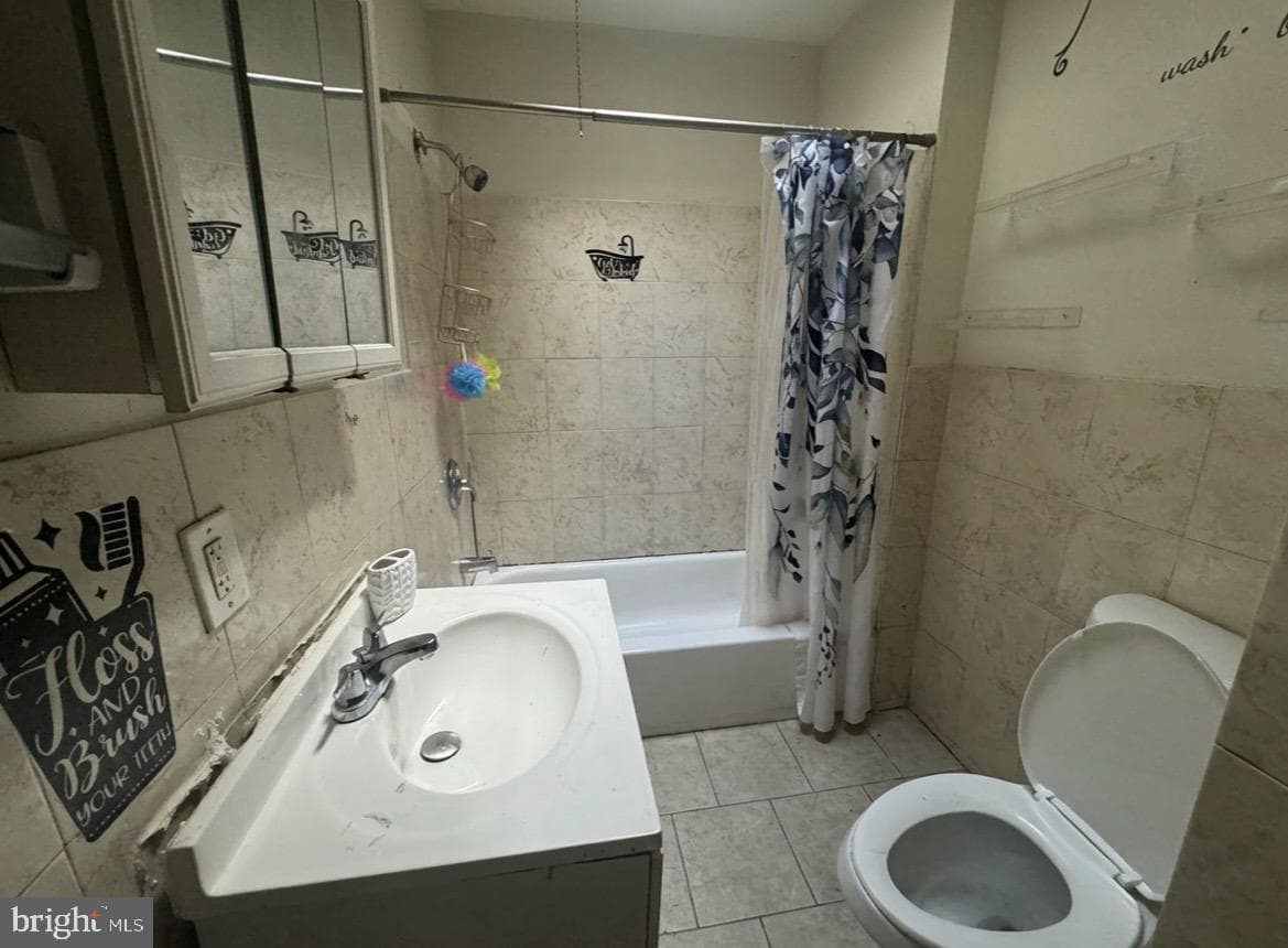 6409 N Woodstock Street photo 4