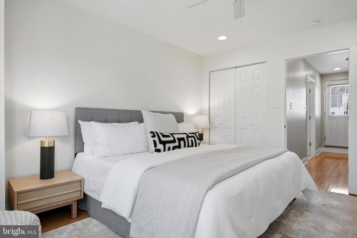2405 Catharine Street photo 14