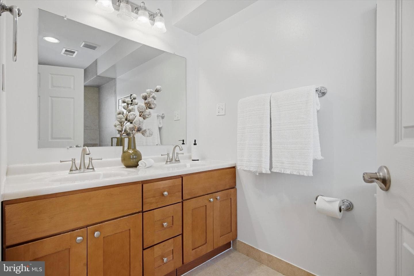 2405 Catharine Street photo 16