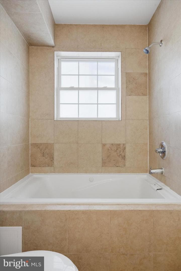 2405 Catharine Street photo 17