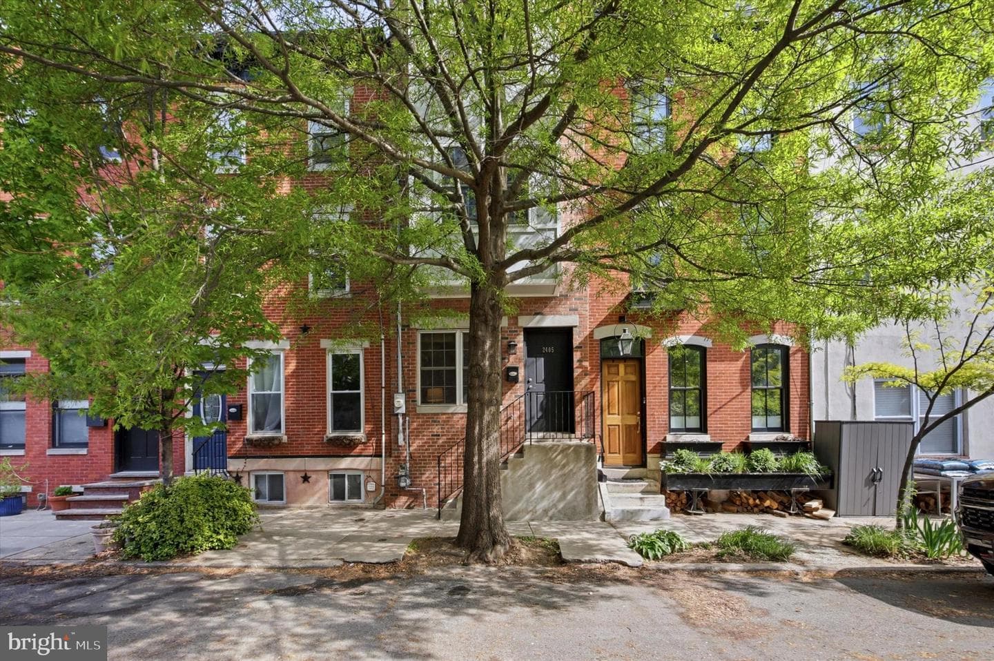 2405 Catharine Street photo 2
