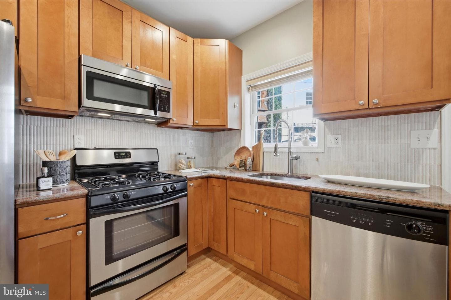 2405 Catharine Street photo 9