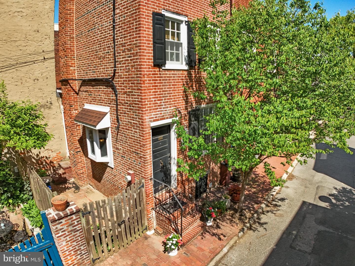 1135 Waverly Street photo 18
