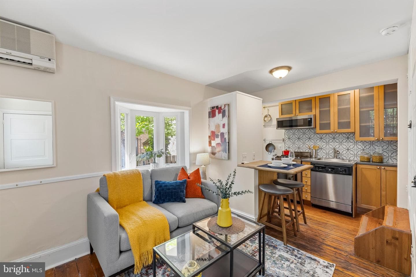 1135 Waverly Street photo 2