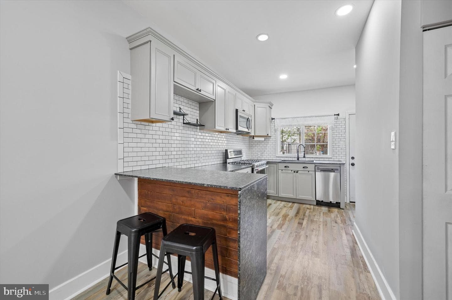 1812 E Albert Street photo 5