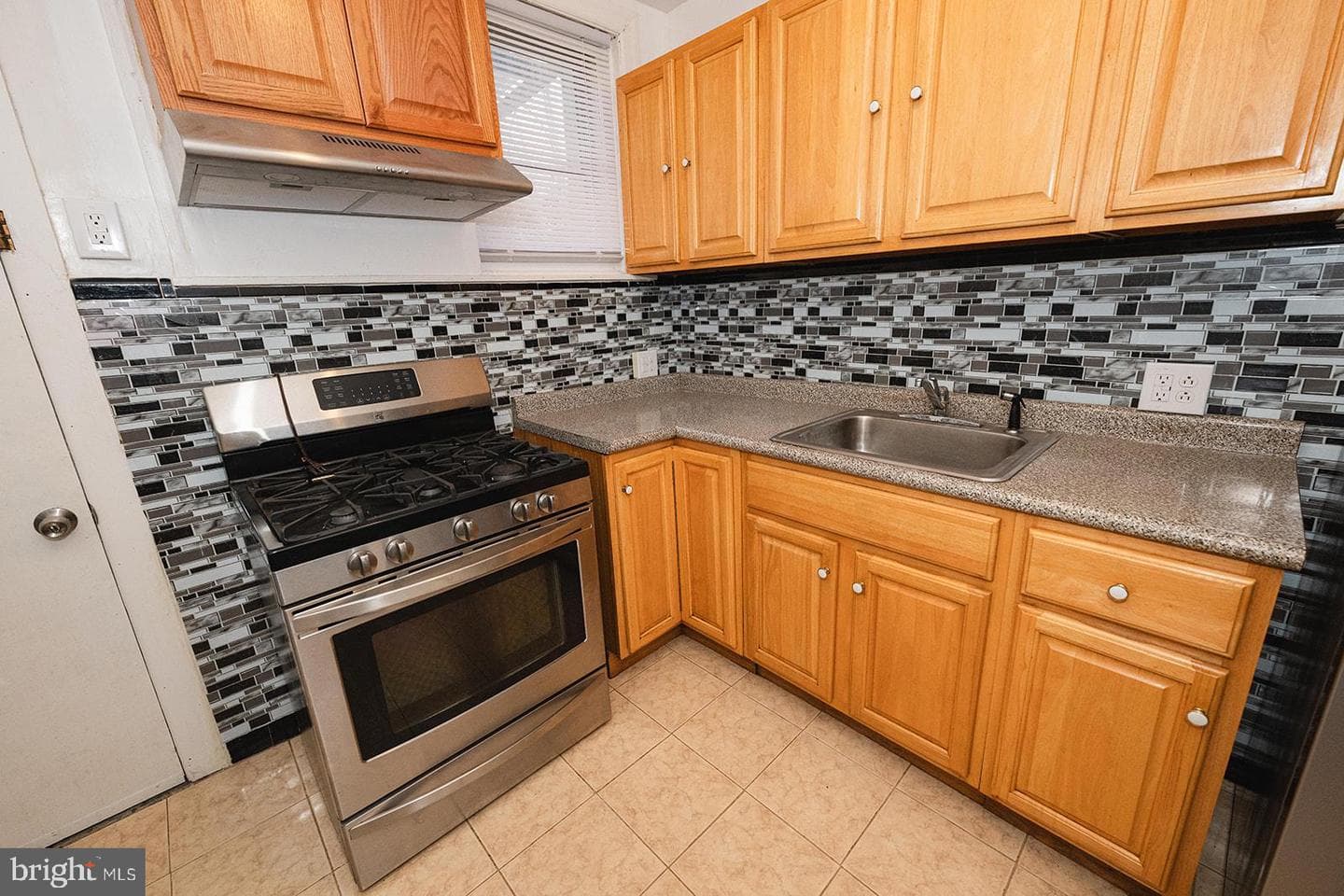 1833 E Hazzard St photo 14