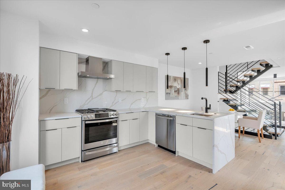2620 E Hagert Street photo 10