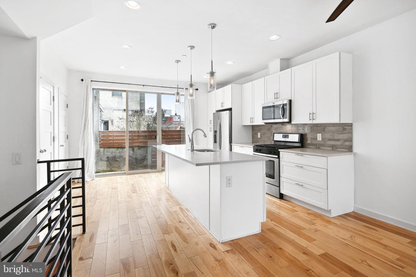 2202b E Thompson Street #b photo 4
