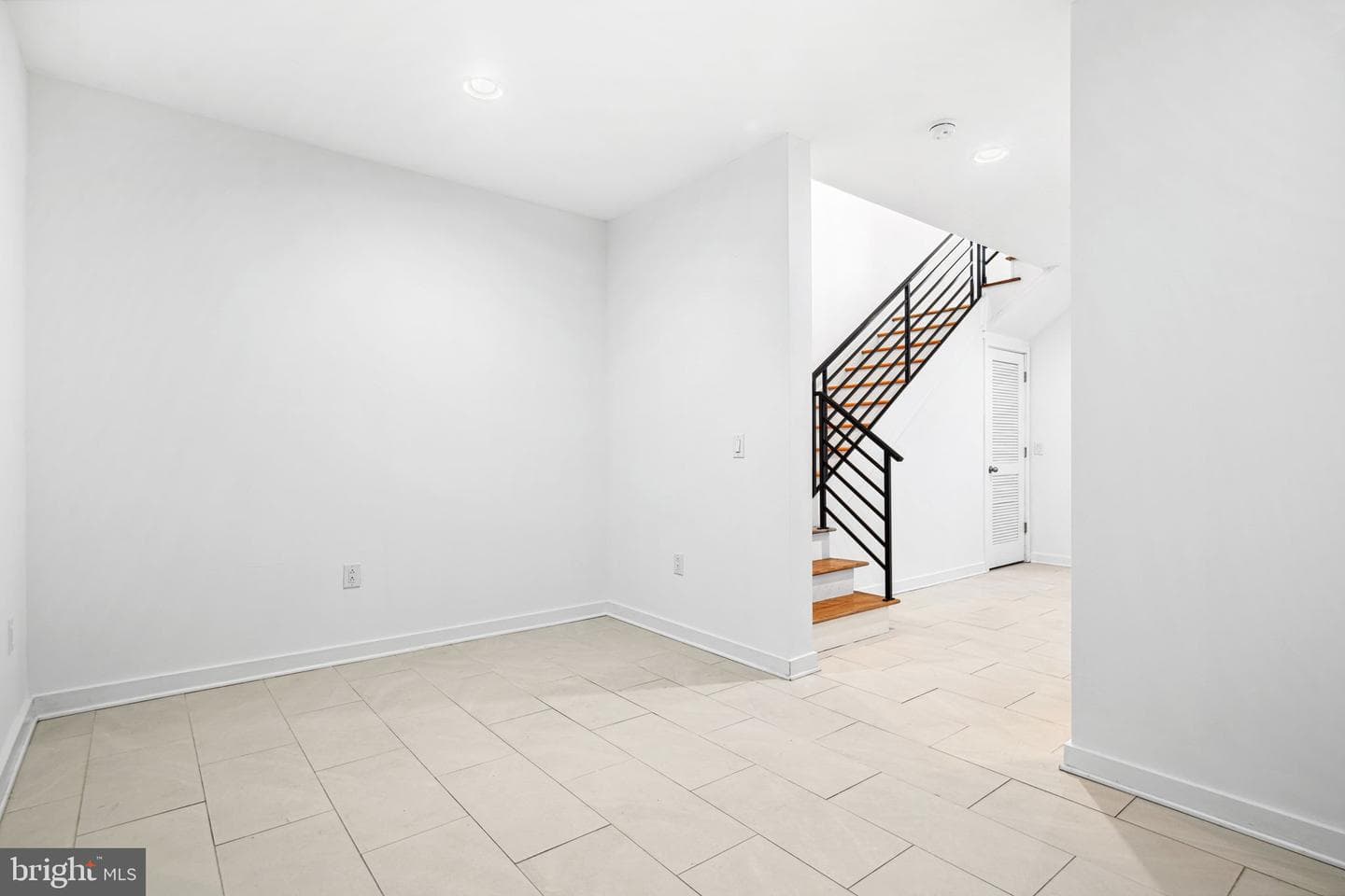 2202b E Thompson Street #b photo 8