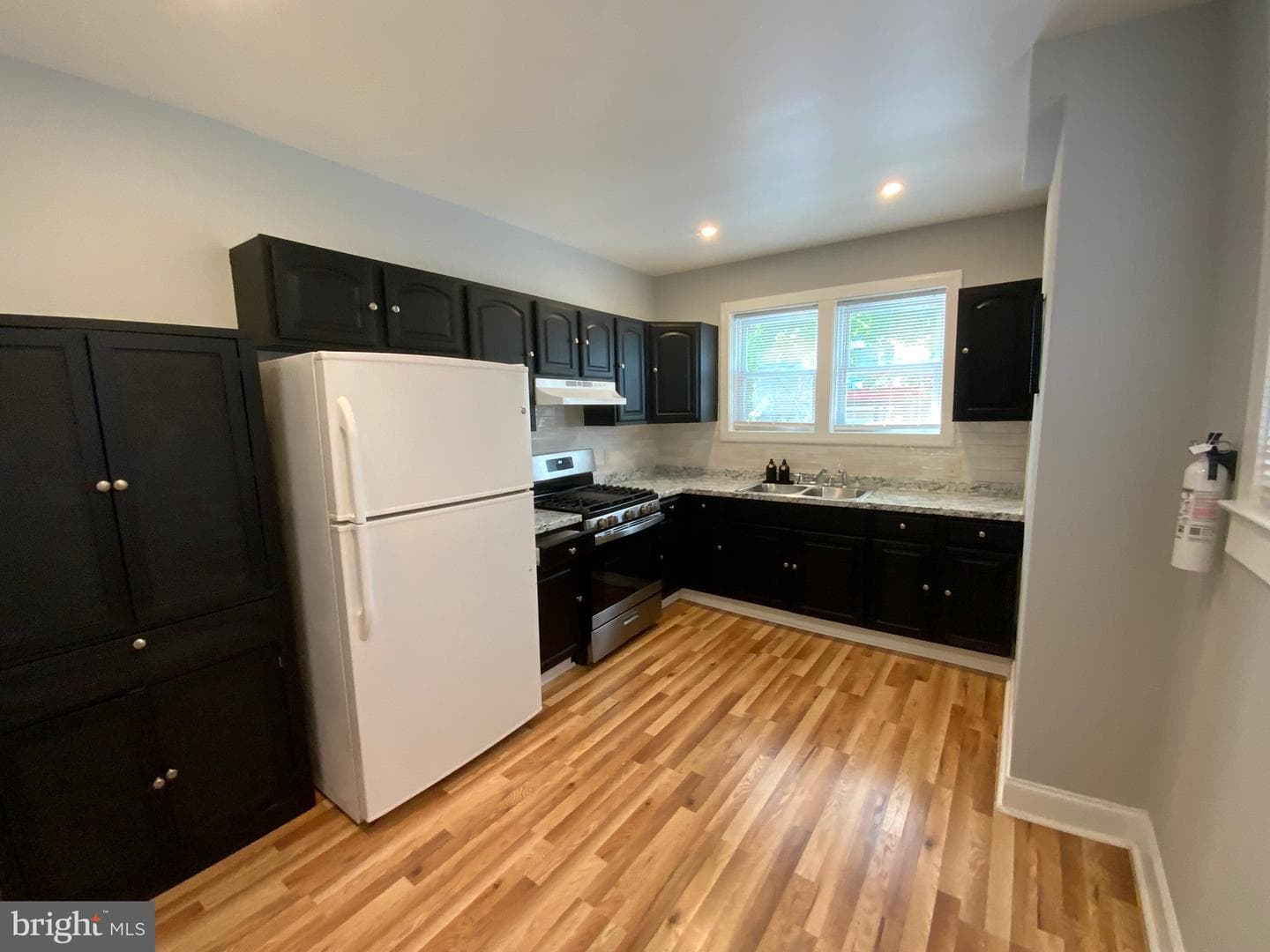 427 E Sharpnack Street photo 12