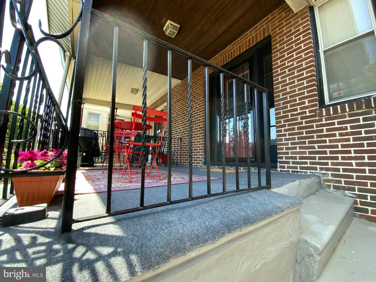 427 E Sharpnack Street photo 3