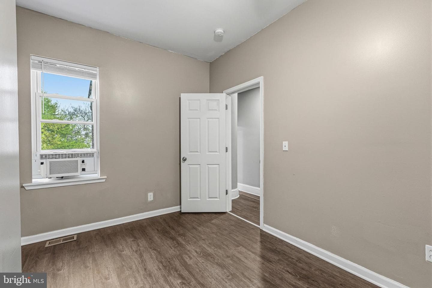 1109 W Silver Street photo 17