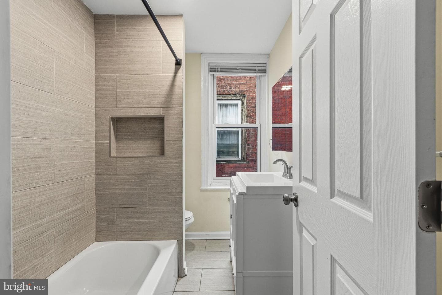 1109 W Silver Street photo 20