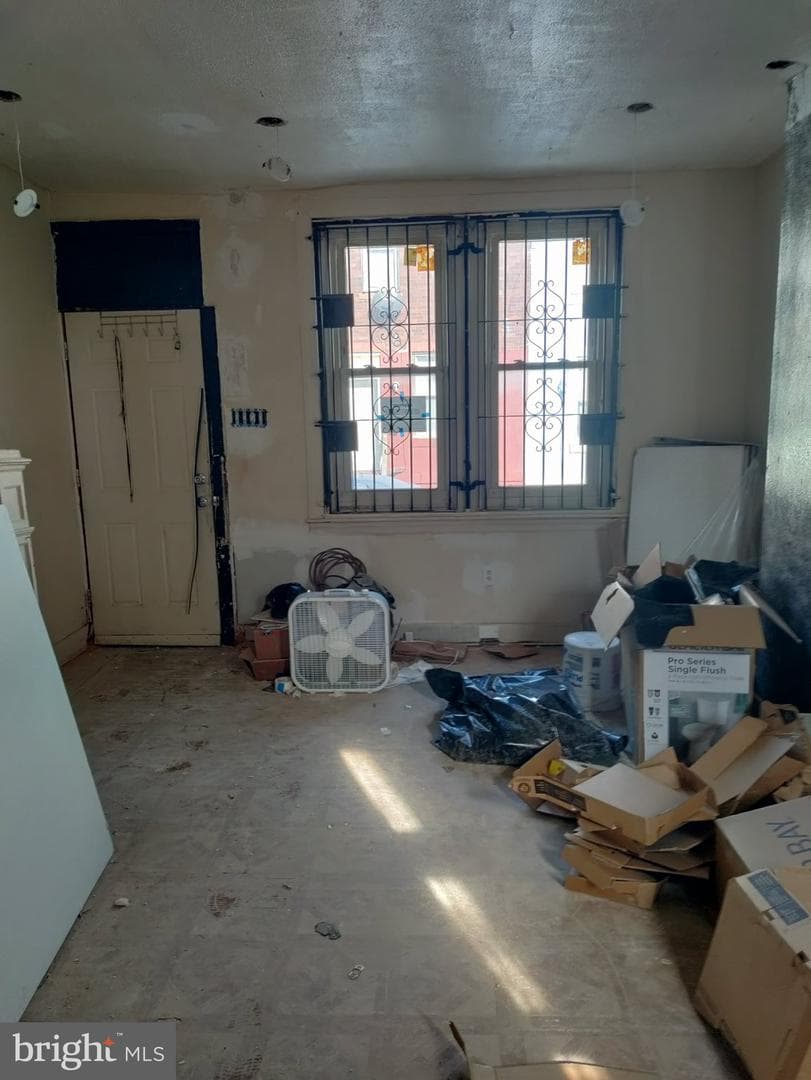 242 E Mayfield Street photo 3