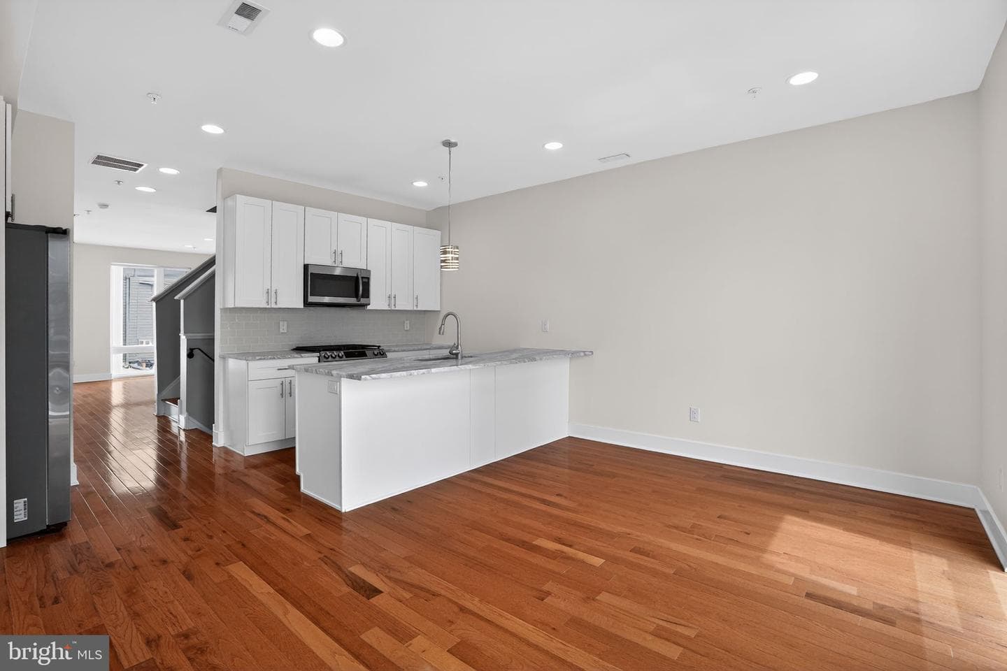 2822 Livingston Street photo 15