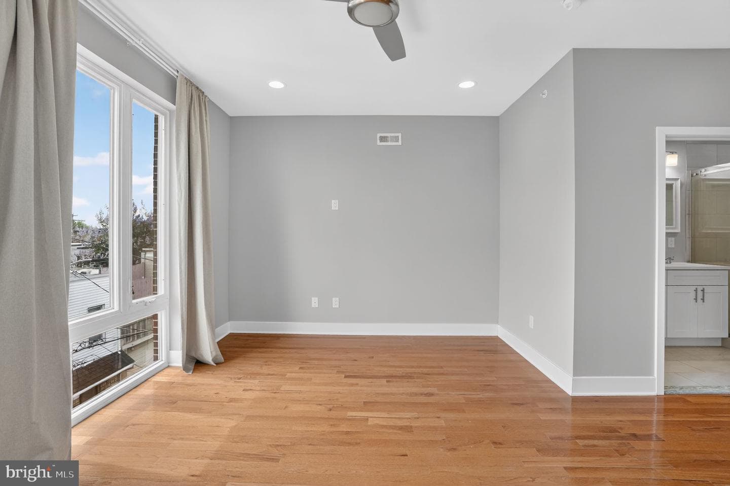 2822 Livingston Street photo 28