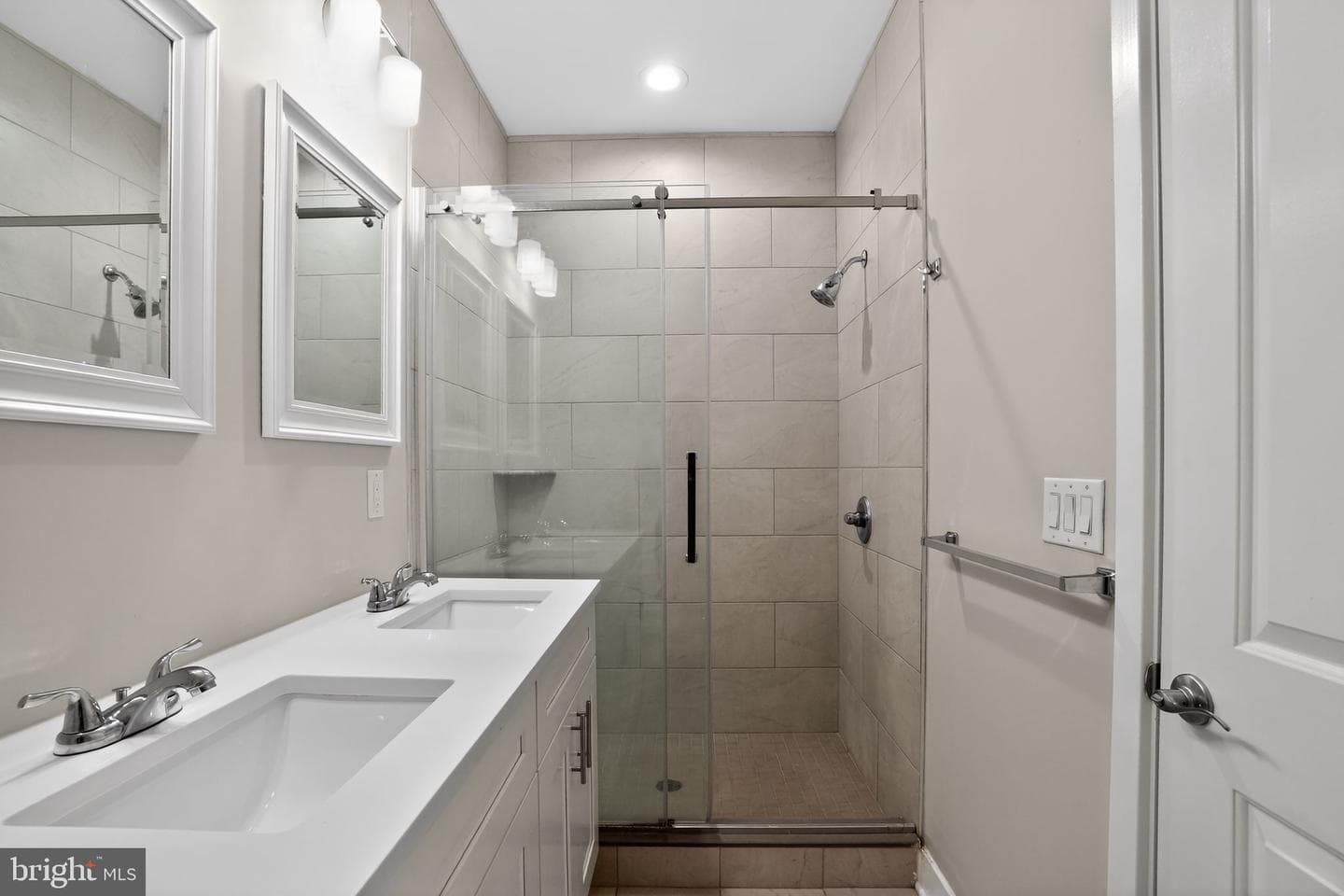 2822 Livingston Street photo 30