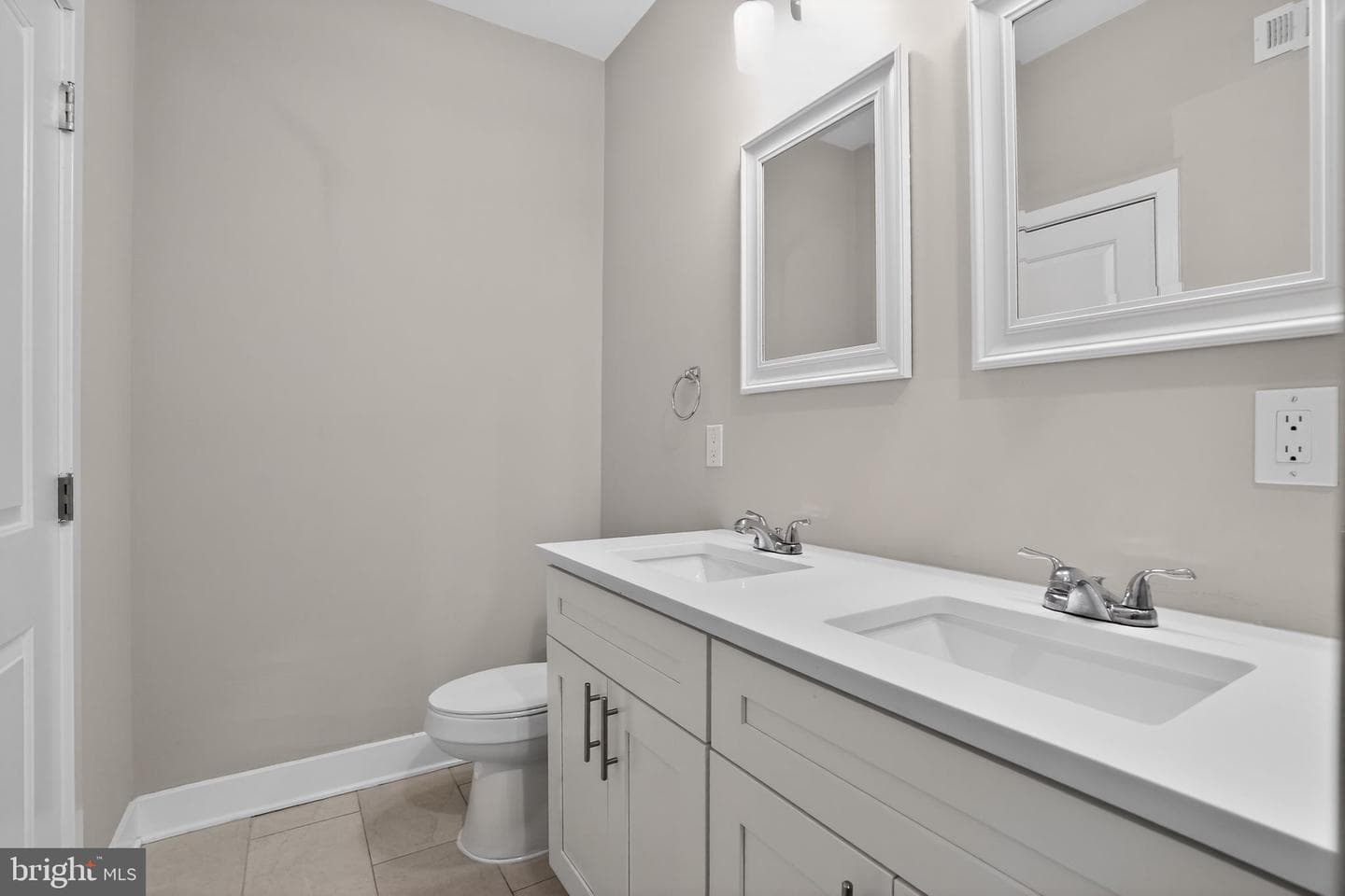 2822 Livingston Street photo 32