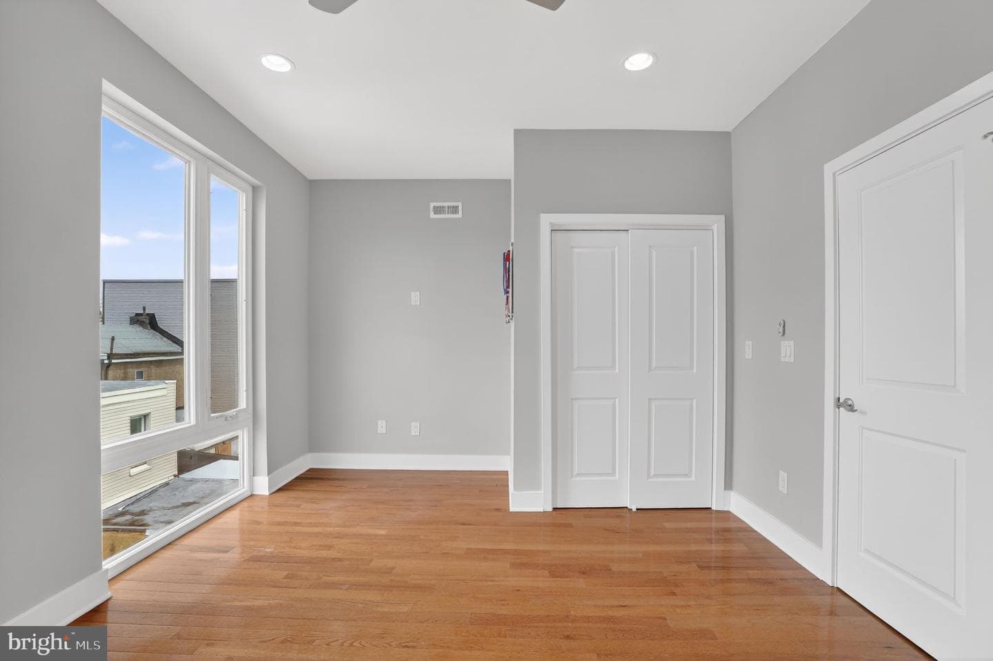 2822 Livingston Street photo 33