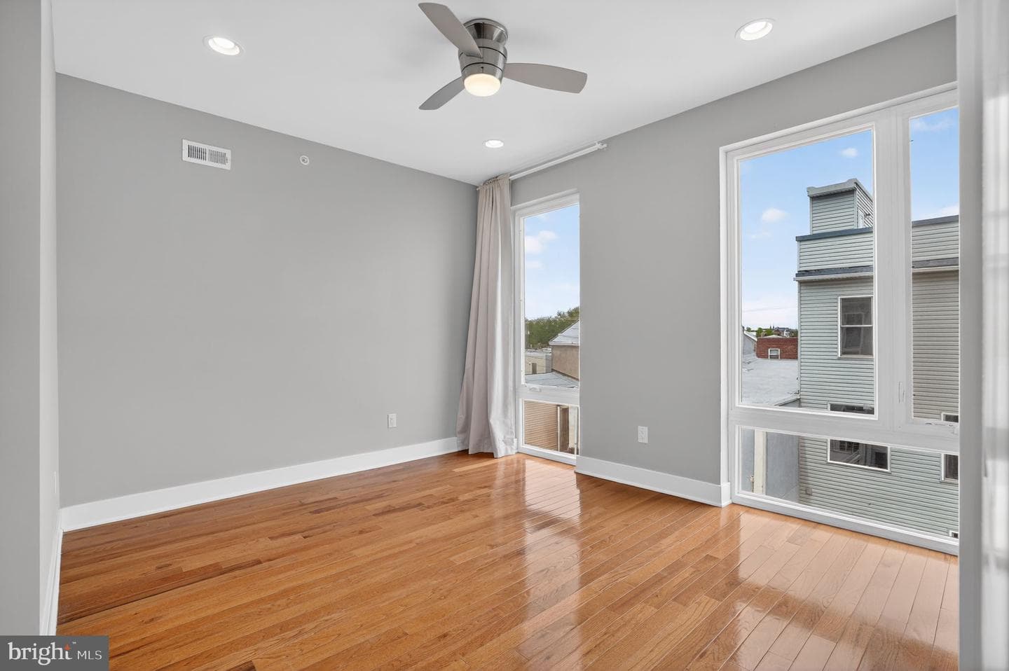 2822 Livingston Street photo 35