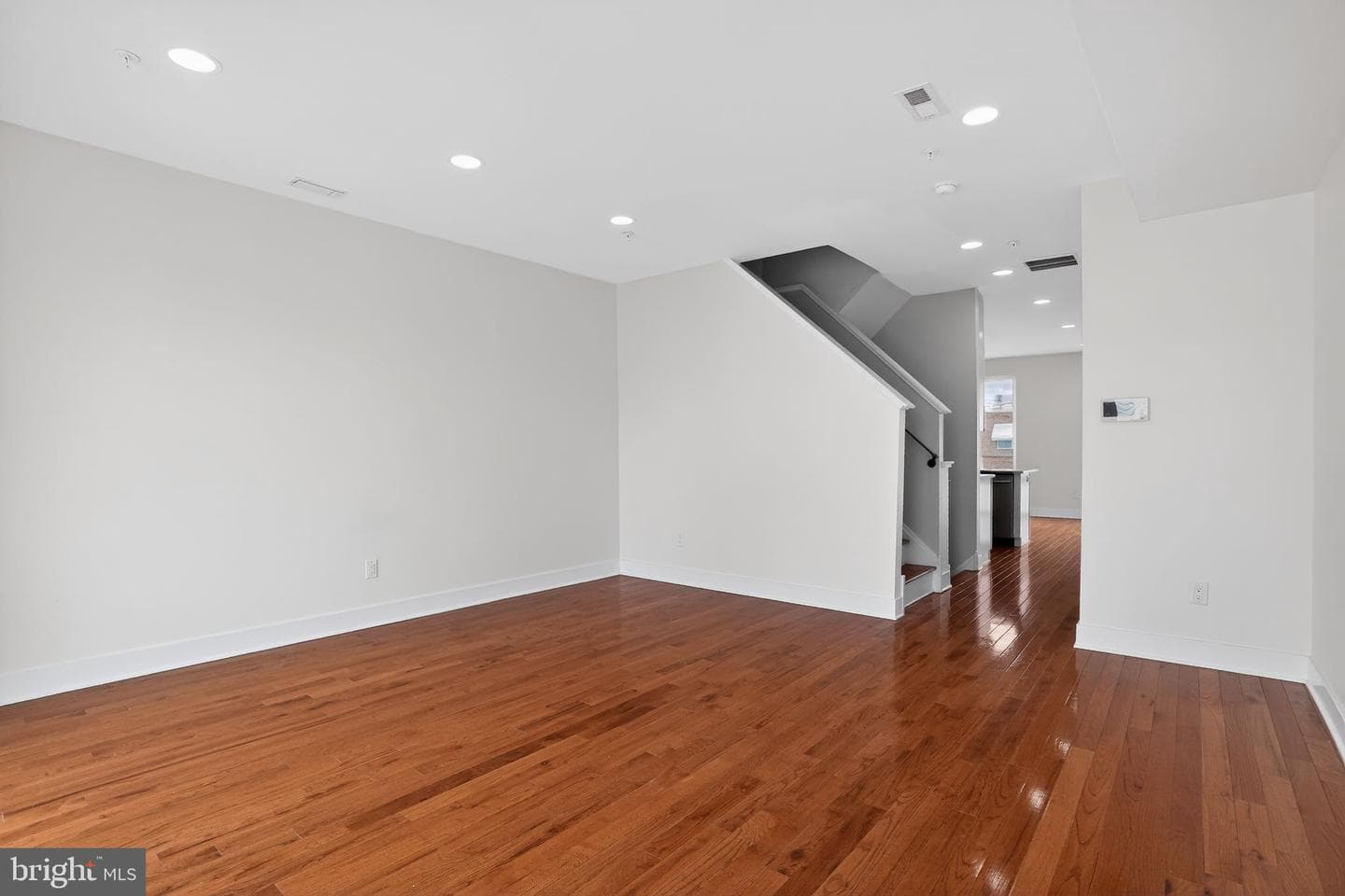 2822 Livingston Street photo 4