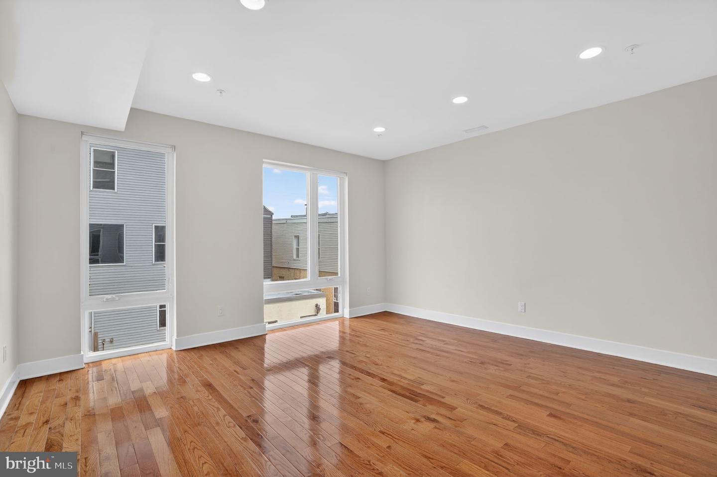 2822 Livingston Street photo 6