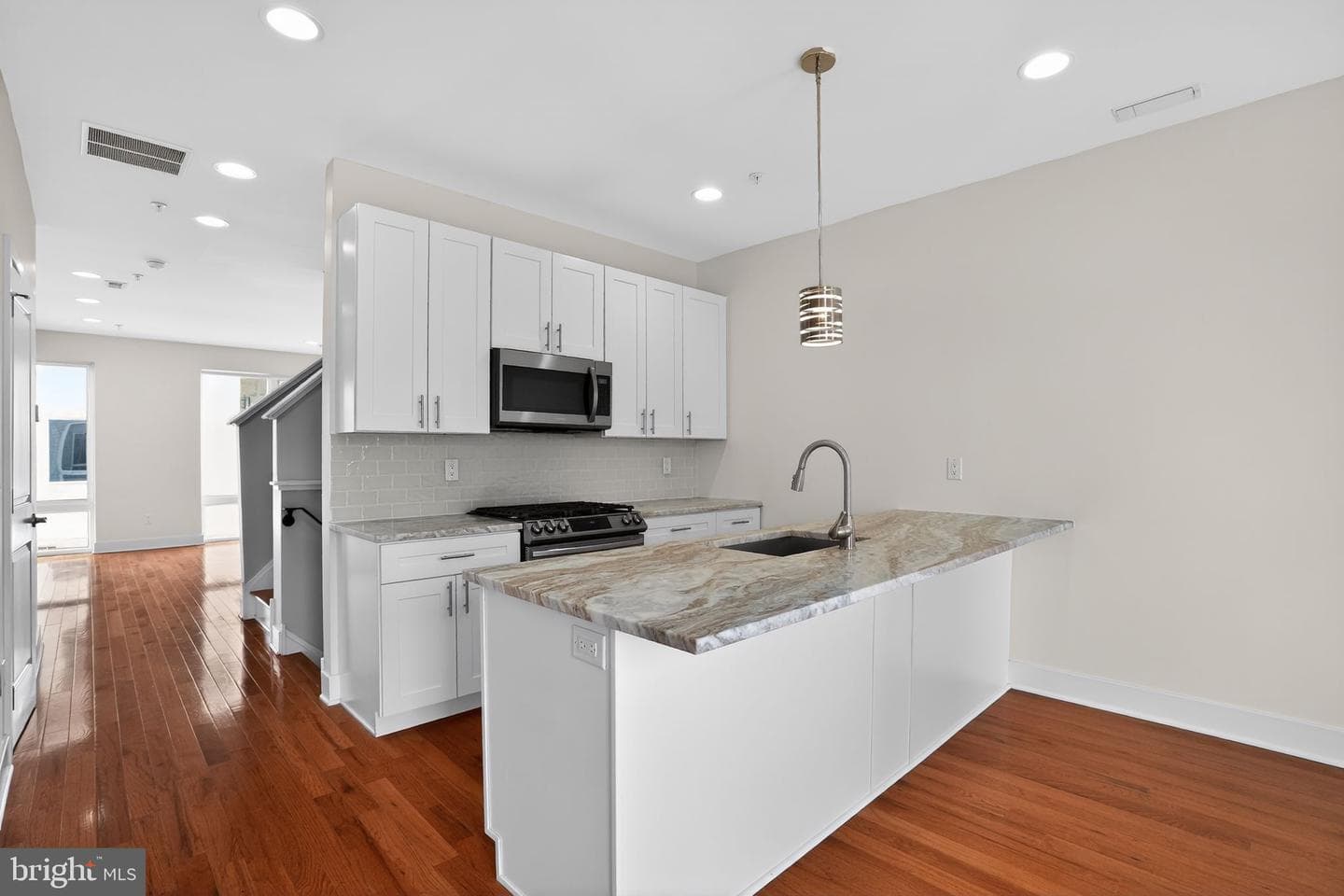 2822 Livingston Street photo 9
