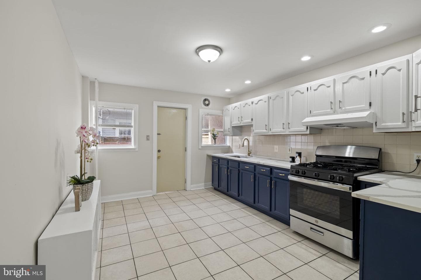2054 Mckean Street photo 14