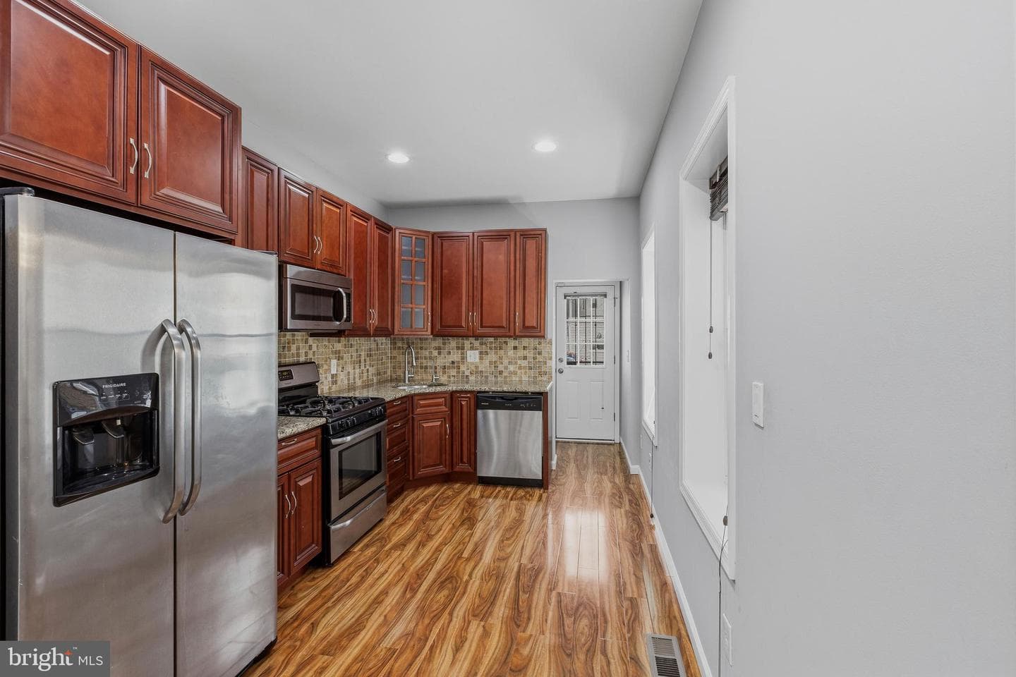 1933 Cambridge Street photo 10